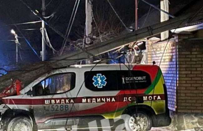 В Киеве скорая врезалась в столб, он рухнул на авто: фото