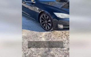 В Киеве «замерзла» Tesla: курьезное видео
