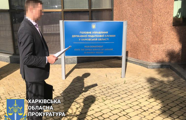 У Харкові судитимуть інспектора податкової, який вимагав 10 тисяч доларів у підприємця