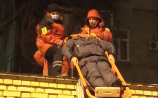 Киевлянин пытался поймать воров и упал на крышу гаража: подробности