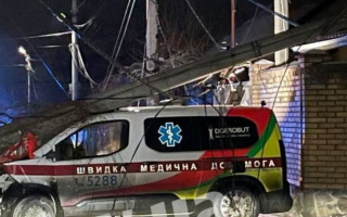 В Киеве скорая врезалась в столб, он рухнул на авто: фото