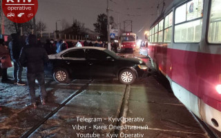 Не заметил трамвай: в Киеве произошло странное ДТП