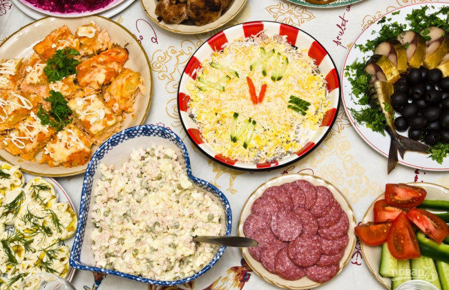 Популярные новогодние блюда оказались очень опасными: что не стоит подавать на праздничный стол