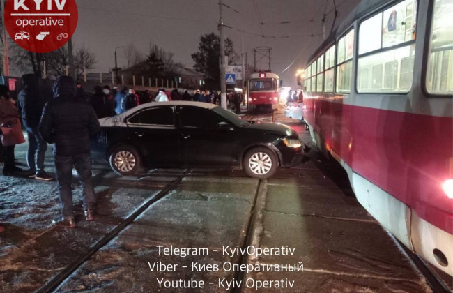 Не заметил трамвай: в Киеве произошло странное ДТП