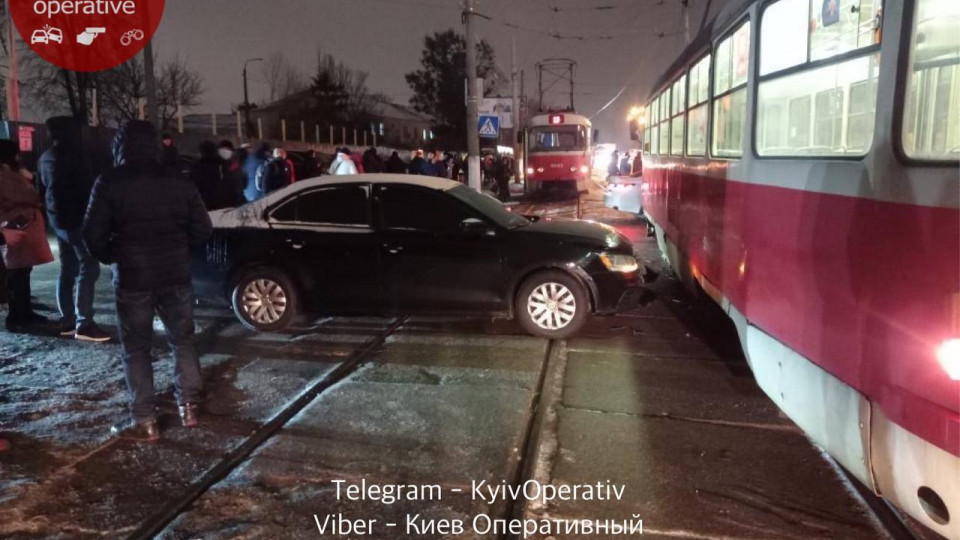Не заметил трамвай: в Киеве произошло странное ДТП
