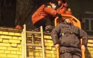 Ледь не добили: рятувальники пояснили, чому впустили чоловіка, якого знімали з даху у Києві