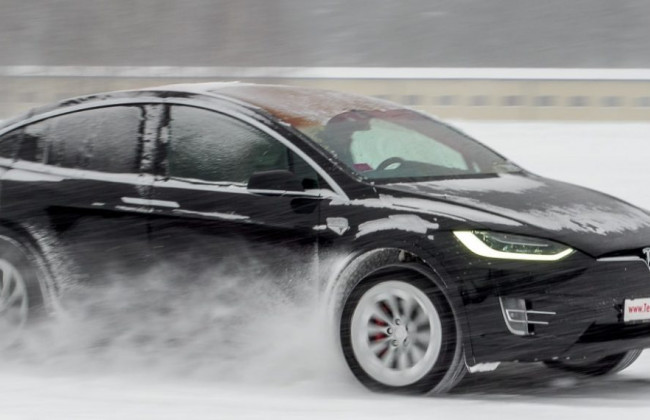 В Киеве у элитного автомобиля Tesla замерзли колеса при движении