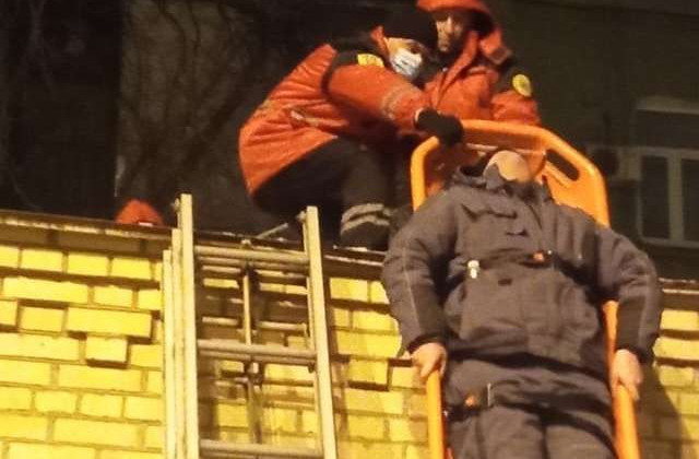 Ледь не добили: рятувальники пояснили, чому впустили чоловіка, якого знімали з даху у Києві
