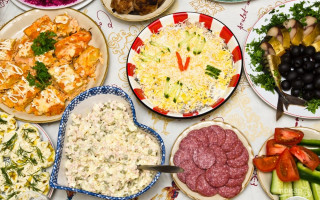 Популярные новогодние блюда оказались очень опасными: что не стоит подавать на праздничный стол