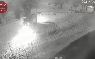 Такого вы не видели: коммунальщик в Киеве устроил эффектный дрифт на мусоровозе