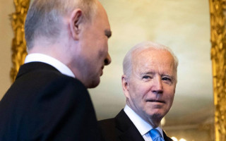 Байден пригрозил Путину последствиями в случае вторжения в Украину