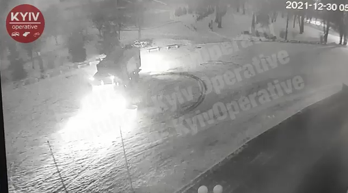 Такого вы не видели: коммунальщик в Киеве устроил эффектный дрифт на мусоровозе
