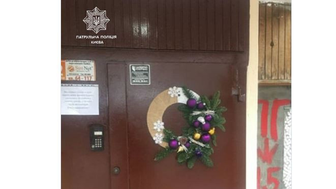 Наркотики в рождественском венке: в спальном районе Киева обнаружили опасную находку