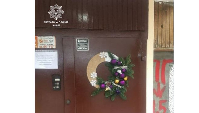 Наркотики в рождественском венке: в спальном районе Киева обнаружили опасную находку