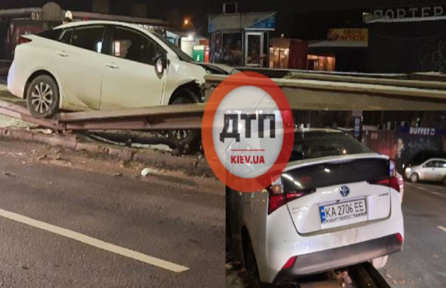 В Киеве иномарка повисла на отбойнике