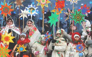 Новогодние праздники 2022: когда колядуют, щедруют и посевают