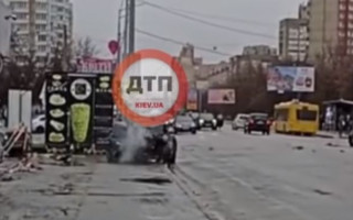 В Киеве пьяный водитель на Mustang протаранил ограждение и пытался сбежать, видео