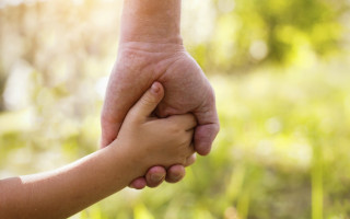 В Харькове женщина на прогулке оставила свою 3-летнюю дочь неизвестному мужчине