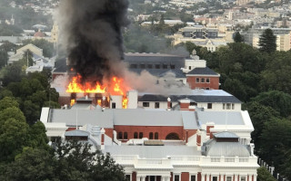 В Кейптауне горит здание парламента ЮАР
