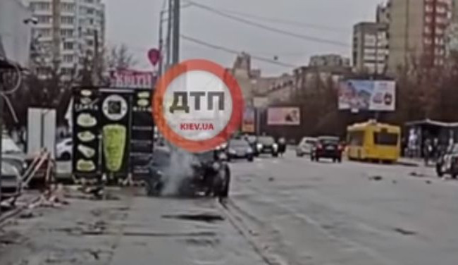 В Киеве пьяный водитель на Mustang протаранил ограждение и пытался сбежать, видео