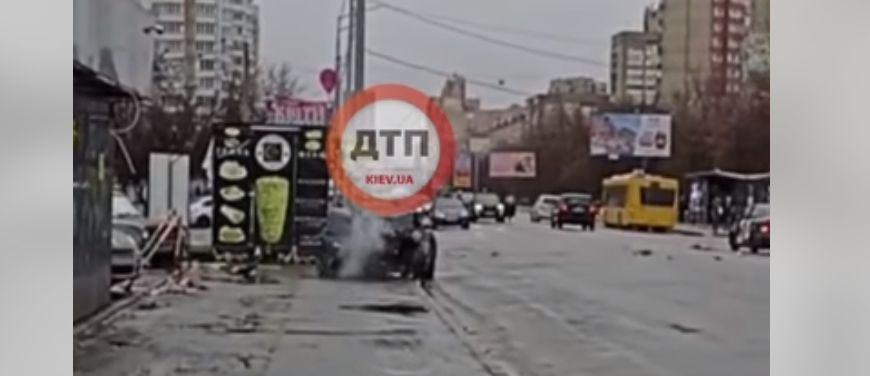 В Киеве пьяный водитель на Mustang протаранил ограждение и пытался сбежать, видео