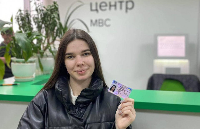 Стало известно, кто получил первое водительское удостоверение нового формата