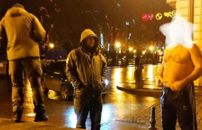 В Одессе мужчина разгуливал по улице в одних спортивных штанах и с ружьем: фото