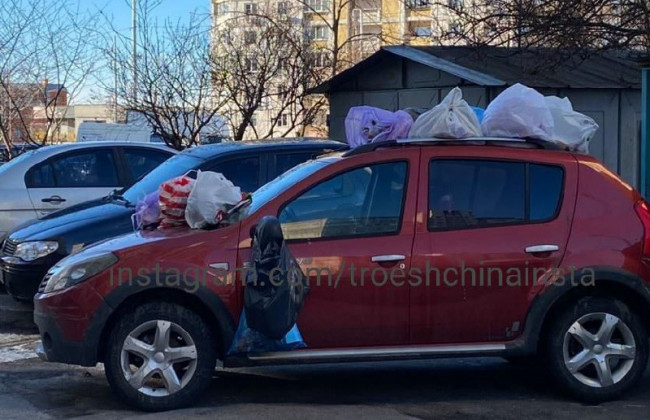 В Киеве герою парковки оставили новогодние «подарки»: фото