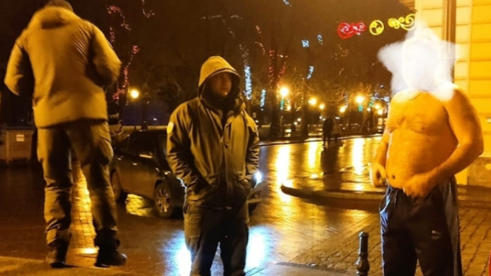 В Одессе мужчина разгуливал по улице в одних спортивных штанах и с ружьем: фото