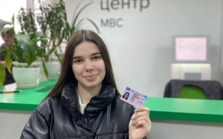 Стало известно, кто получил первое водительское удостоверение нового формата