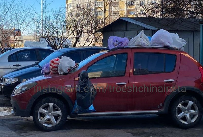 В Киеве герою парковки оставили новогодние «подарки»: фото