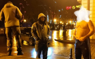 В Одессе мужчина разгуливал по улице в одних спортивных штанах и с ружьем: фото