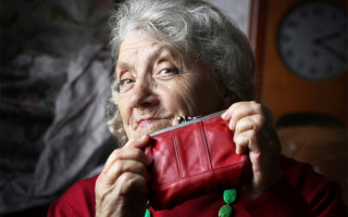 Украинским 60-летним пенсионеркам дадут компенсацию: как ее получить