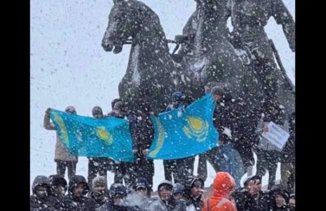 Казахстан охватил масштабный газовый протест: в городах стычки и задержания, видео