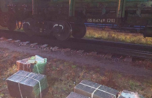 Закарпатские таможенники в поезде из России откопали тысячи пачек сигарет в транспортируемой железной руде