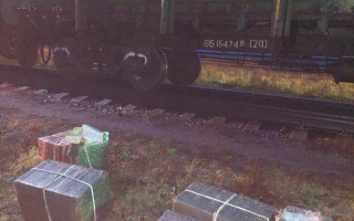Закарпатские таможенники в поезде из России откопали тысячи пачек сигарет в транспортируемой железной руде
