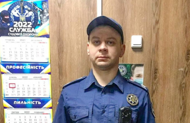 Знепритомніла біля суду: співробітник ССО допоміг жінці