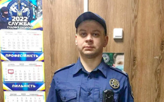 Знепритомніла біля суду: співробітник ССО допоміг жінці