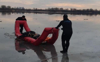В Киеве из-под льда достали тело мужчины