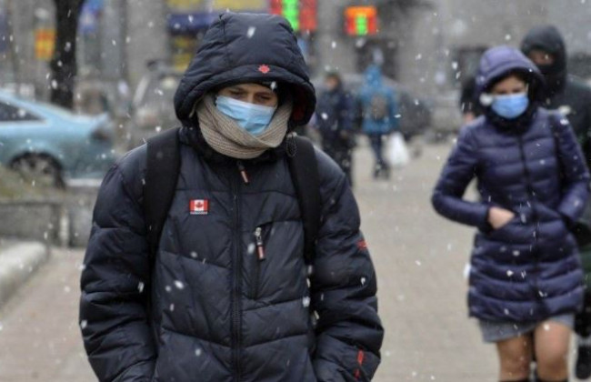 Стало известно, как штамм коронавируса «Омикрон» влияет на пандемию