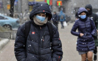 Стало известно, как штамм коронавируса «Омикрон» влияет на пандемию