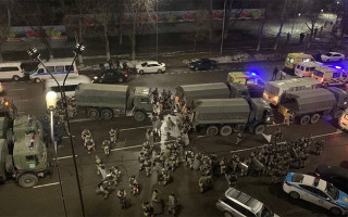 Алматы в огне: протестующие открыли стрельбу по военным, видео