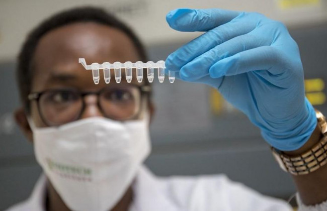 Кожа резко меняет цвет: назвали редкие симптомы штамма «Омикрон»