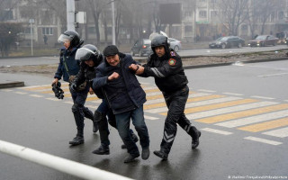 В Алматы горит здание резиденции главы Казахстана, а на улицах более 500 избитых жителей во время беспорядков