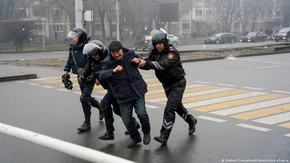 В Алматы горит здание резиденции главы Казахстана, а на улицах более 500 избитых жителей во время беспорядков