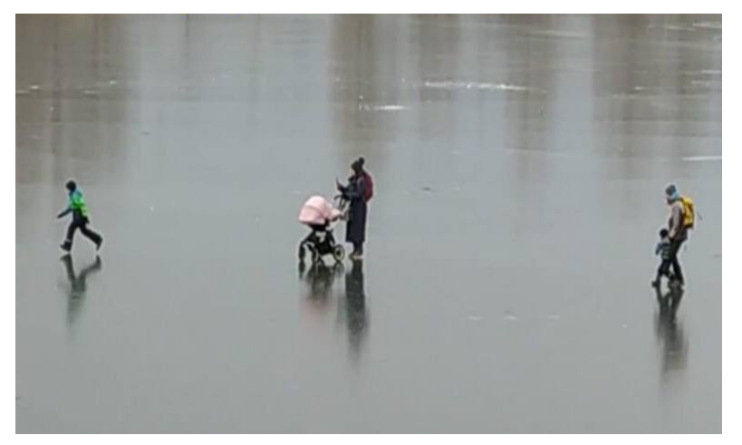 Под Киевом женщина гуляла с коляской на льду после потепления: фото