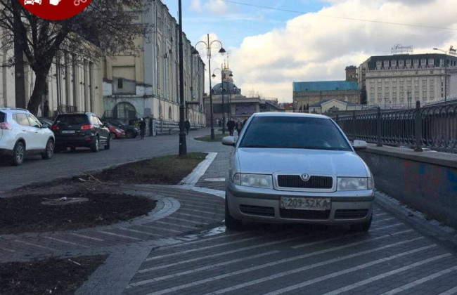 Тротуар стал их личной парковкой: сотрудники коммунального предприятия не знают границ