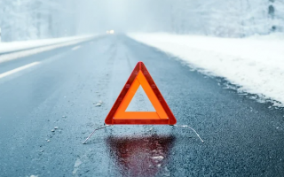 Очень скользко: в Харькове мужчина голыми руками остановил бус и не дал ему слететь в кювет