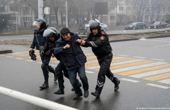 В Алматы горит здание резиденции главы Казахстана, а на улицах более 500 избитых жителей во время беспорядков