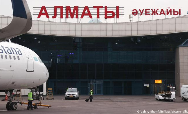СМИ сообщили о захвате аэропорта Алматы в Казахстане